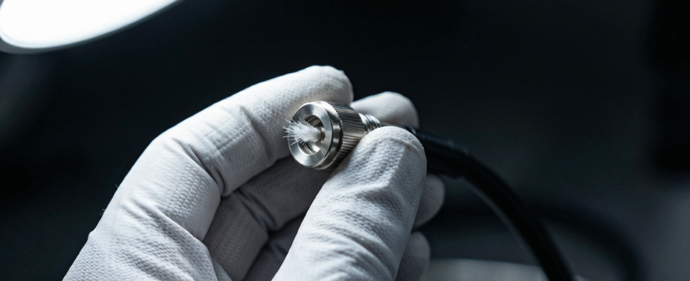 Light guide connector on a flexible endoscope